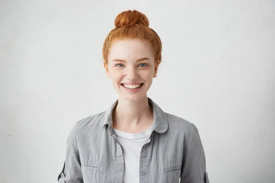 用户在手机上使用华体会体育APP